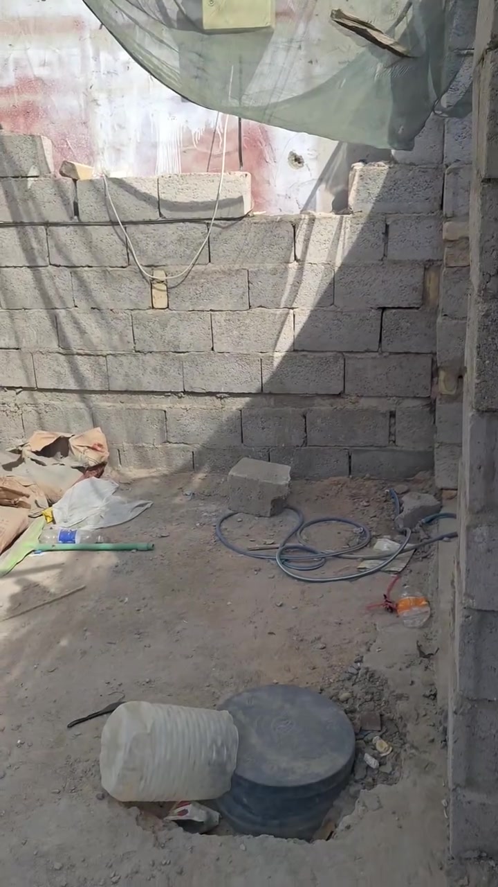 نصف قطعه ٥٠ متر للبيع  هيكل مبني موسس كهرباء وماء رئيسي ومجاري  واصله داخل البيت  البناء بلوك  السعر ١١وبي مجال بصيط هذا رقمي *********** الموقع العماري شارع المستوصف والمدارس فرع جنانه الفرع تبليط ومجاري ايضا سطحيه والسحب قريب عليك
