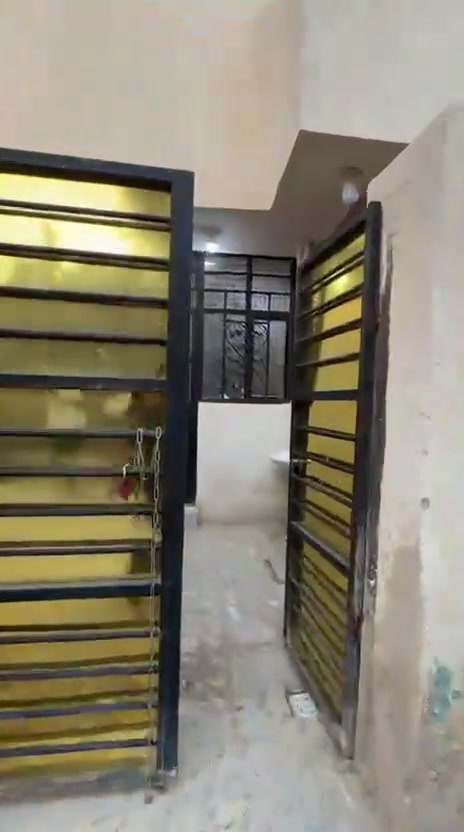 ياالله بيت لبيع في بغداد سبع قصور قرب صيطره سبع قصور شارع عشرين   طابو زراعي مساحه 100متر مربع 
لبيت ما مسكون كبل تجي تكعد بي سكف كوكريت صب  بيت كلش نضيف مجاري ماء سأله كهرباء  منطقه جاي يشتغلون كافه خدمات  بيه سعر 32مليون بي مجال رقم***********

