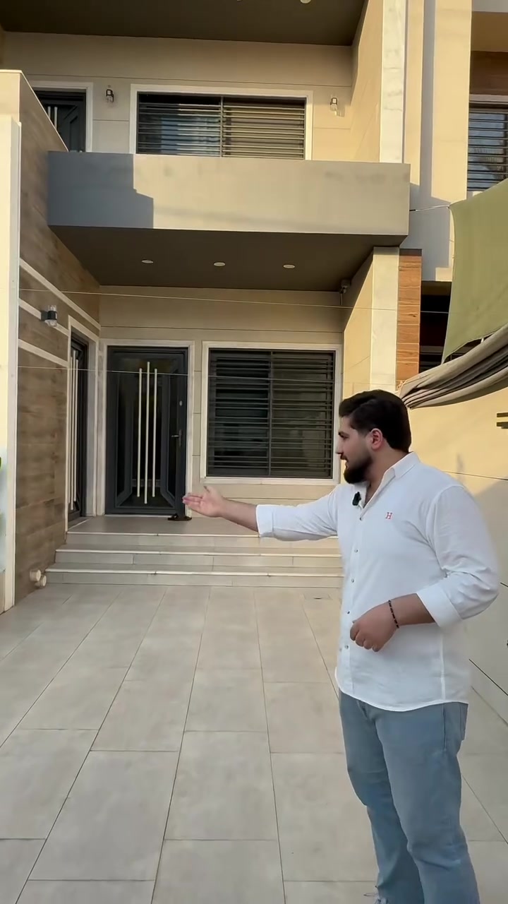 300 متر في شارع ٧ في الزهور بناء حديث 
وموقع مميز للاستفسار التواصل على الارقام الضاهرة على الفديو  
 #الجميع
