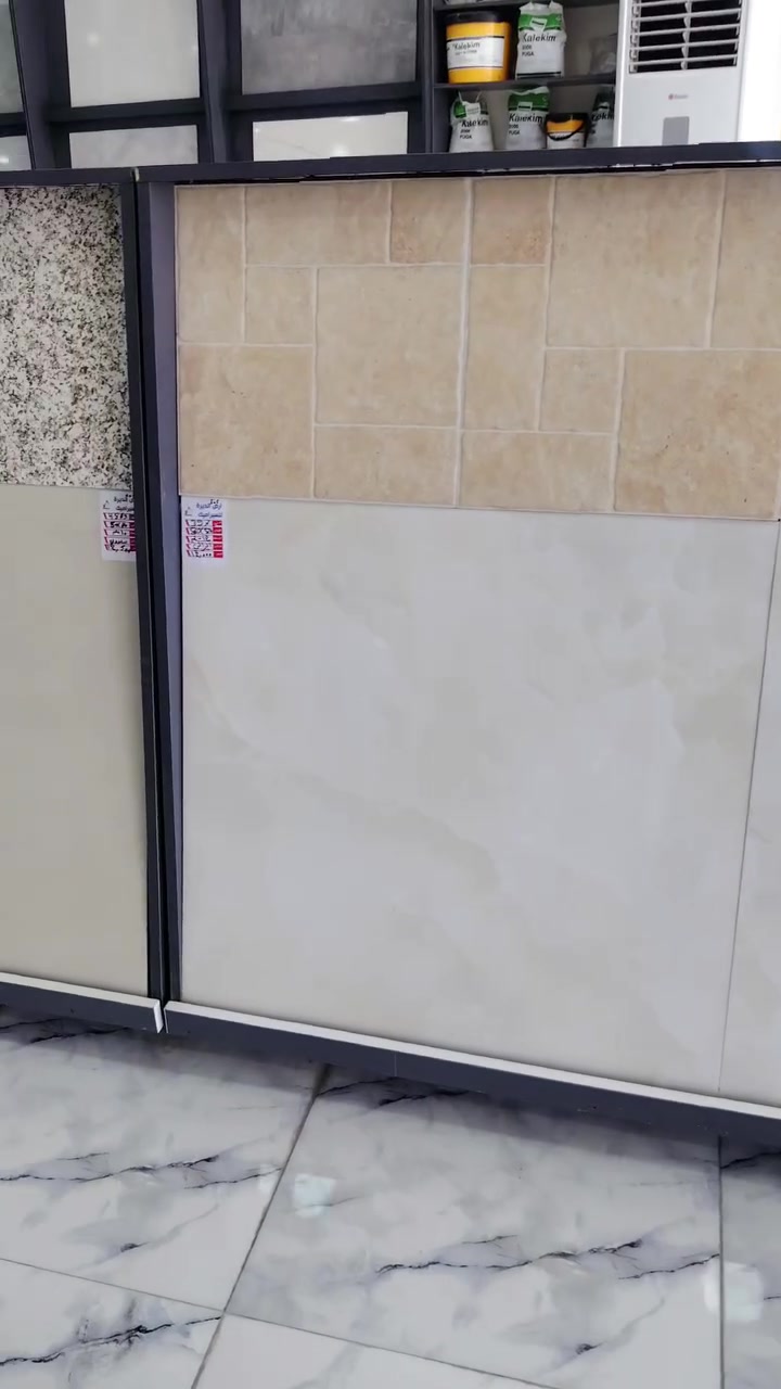 ✨ الفرق يبان من أول نظرة! ✨
بورسلين 80×80 
تصميم راقي، حضور قوي، ولمسة فخامة تغيّر شكل المكان 🤍
إذا تريد أرضية مرتبة وفخمة وتفاصيلها تلفت النظر… هذا القياس يستاهل تشوفه بعينك 👌🔥
📍 صلاح الدين – قضاء العلم – العهد الجديد
📞 ***********
📞 ***********
أرض الديرة للسيراميك… اختيارات تليق ببيتك
