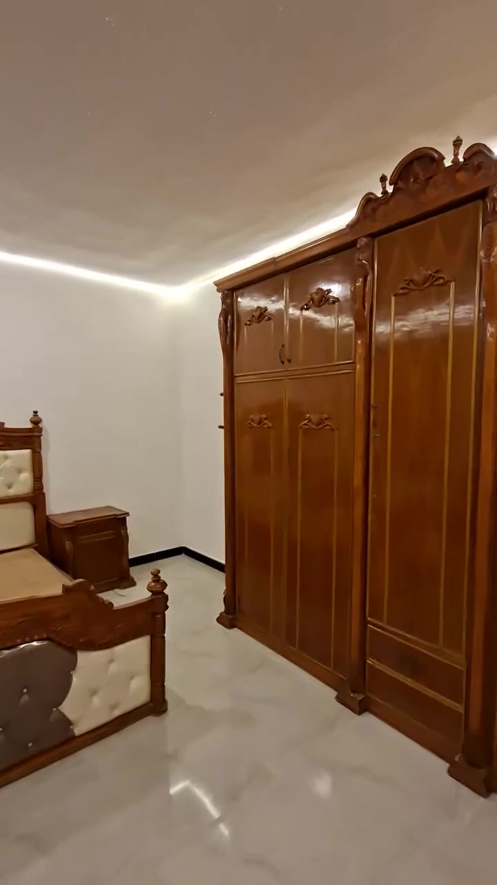 غرفه اخشاب صاج 5 ملم 5 بيبان خشبه قوي مستخدكمه شي بسيط سعر مليون و 350  الاستفسار عل هاذ رقم ***********

