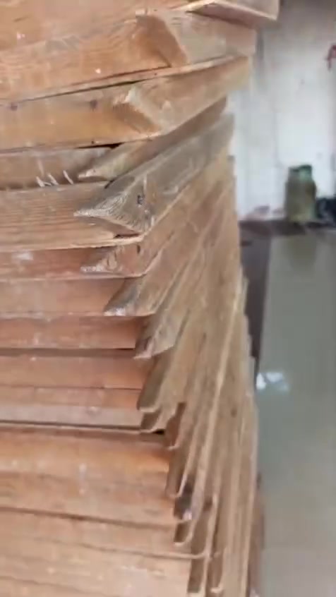 السلام عليكم فرن للبيع كامل ويا 44طاولي وعجانه  نضيفة وتسكا طابقين مولد مجمده  الفرن  اصغيريرهم خبز وصمون ايشيل 50صمونه رايدي ب18وبي مجال المكان مكيشيفه***********
