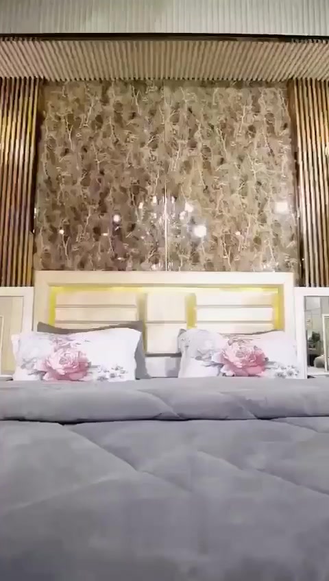 سلام عليكم عندي غرفه نوم 11 قطع شتريتها ب مليون و ٤٠٠ اريدها ٩٥٠  مستخدمه قليل الفديوهات اول مجبتها استفسار واتساب  ***********

