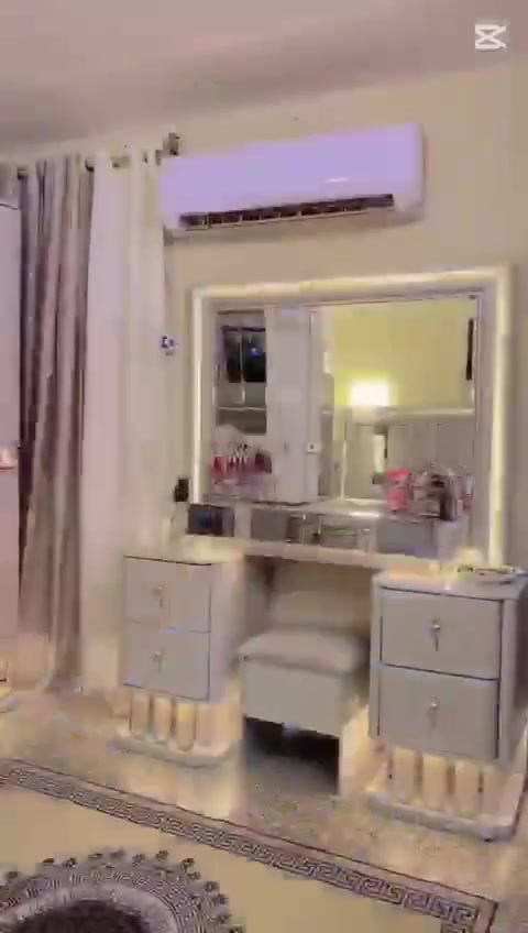 السلام عليكم/الوصل اول تعليق
التفاصيل/لاستخدام ٣سنوات لون ابيض بيج معى اضاءه LED  بسرير وميز تواليت ولكنتور ولمجرات 
المحتويات/سرير +ثنين كومدينيه+ميز تواليت ومرايه مضيئه+دولاب 
الحاله /نضيف جدا 
ملاحضه/غرفه ثكيله وتمينه خشب قوي 
السعر/مليون و٦٠٠و٥٠ الف نهائي
المكان /بغداد العبيدي الراسه 
رقم هاتف/‏‪***********‬‏
