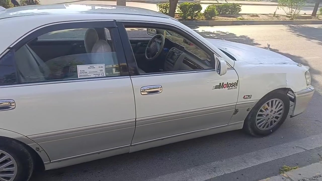 مەلیکەی بڕاوەی 2003 دیفۆر بچووک
تەبرید سارد و گەرم ئیش ئەکات
سەقف وەک شوشە قەترە بۆیاغی نیە
کەڤەری نەگۆڕاوە
کۆدی نیە
ساڵەنسای سپۆرت
گێڕ و مەکینە بەشەرت
36 گەڵا قوفڵ
شوێن کەلار 
ئاڵوگۆڕیش ئەکەم
***********
