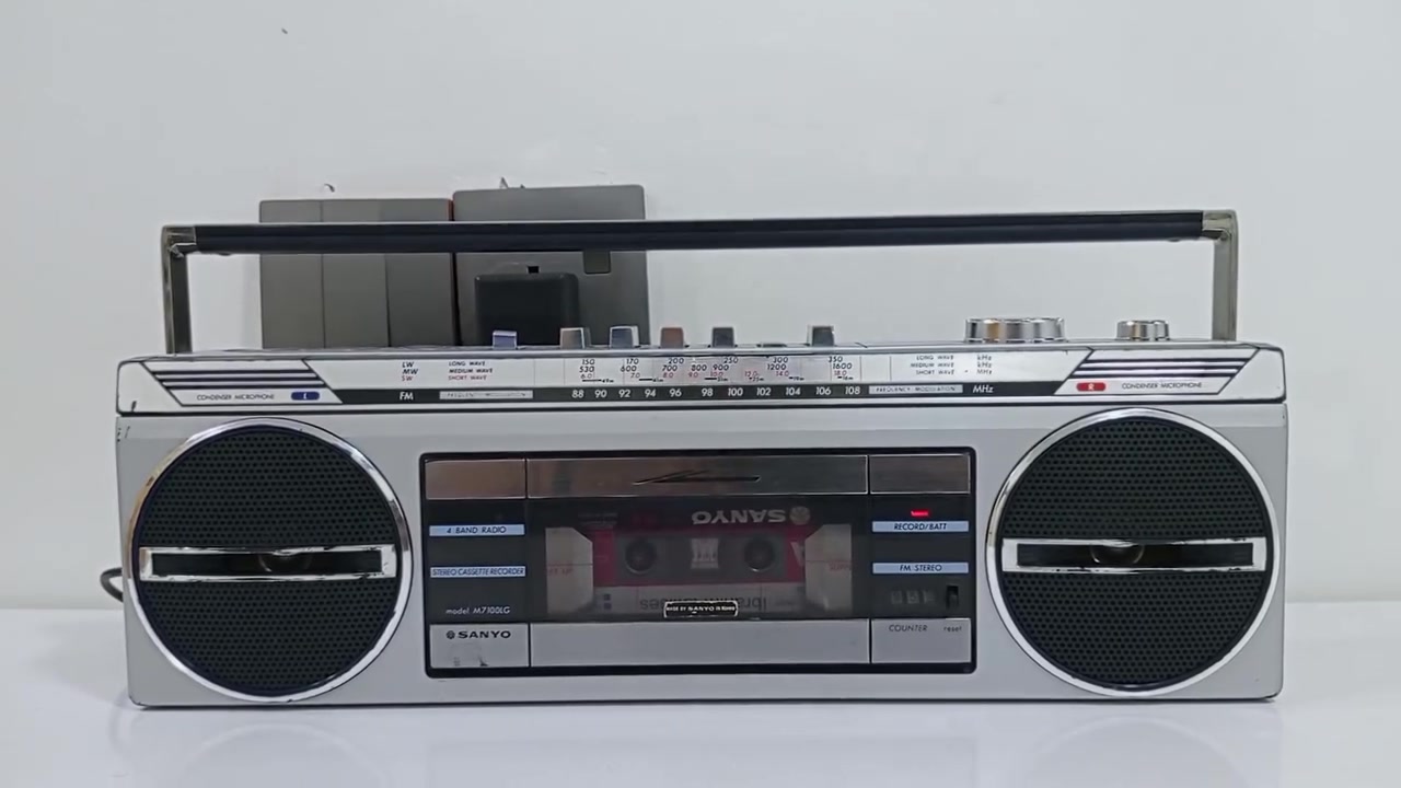 تحفه من سانيو 
راديو مسجل سانيو 
انتاج اليابان 1982
جهاز 4 موجات 
سحب ممتاز 
نقاوه صوت عاليه 
يعمل محوله و بطاريات وسط 
جهاز مع محوله 
للاستفسار مراسلة الصفحه 
او الاتصال***********

