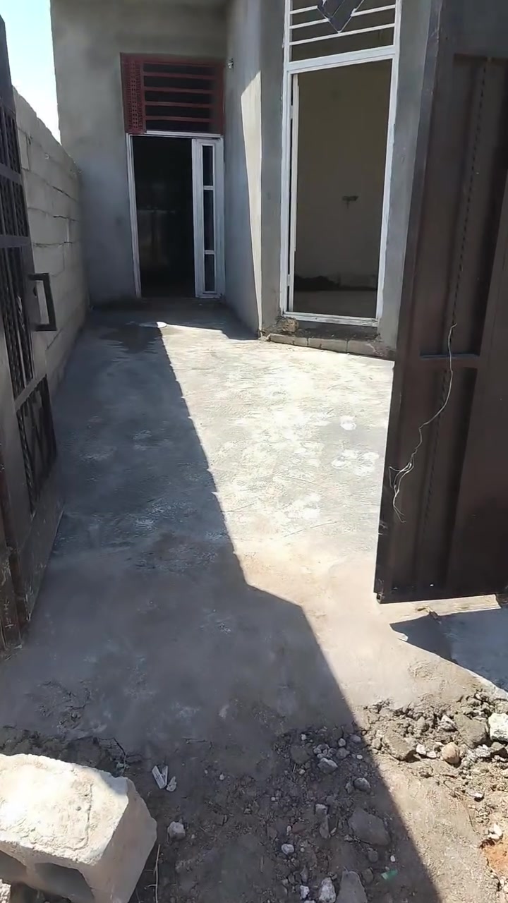 السلام عليكم ورحمة الله
يوجد دار للبيع في حي العدل. مقابيل البانزيخانه مال عبيد السلطان متكون من هول ٦ف٤ وساحة داخلية ومطبخ وغرفه ٥ ف ٤ وصحيات داخلية وخارجية
مساحة البيت ١٣٠ متر   متوفر ماء وكهرباء وخط مولد وتبليط للباب كل الخدمات موجودة السعر ٣٧ وبيه مجال قليل الاتصال على الرقم التالي ***********
