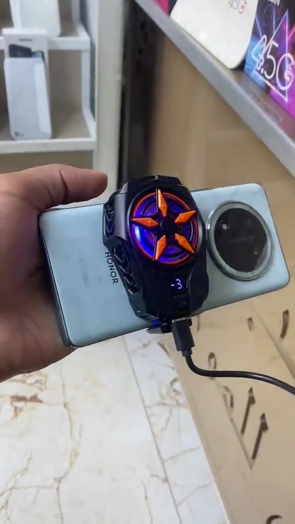 الحل النهائي لسخونة الموبايل أثناء اللعب! 🎮❄️
​✨ أبرز المواصفات:
• تبريد قوي وسريع + شاشة ديجيتال للحرارة.
• إضاءة RGB تضفي مظهر جيمنج احترافي.
• متوافق مع كافة أنواع الهواتف.
• يحمي البطارية ويمنع تقطيع الألعاب.
​💸 السعر: 18 ألف دينار.