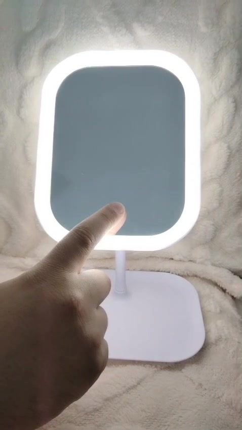 مكياجج ما يضبط؟ المشكلة مو بيج، المشكلة بالأضاءة! 

مرآة LED الذكية تمتاز بهذه المواصفات :
1-تصميم أنيق و فاخر. 
2-ثلاث أوضاع إضاءة (بارد - طبيعي - دافئ) و يكون التحكم باللمس. 
3-حجم مثالي مع  بطارية قابلة للشحن 320mAh. 
4- تدور بزاوية 270. 
5- خفيفة الوزن يعني تشحنيها و تأخذيها وياج لاي مكان.
يوجد توصيل محافظة بغداد فقط
