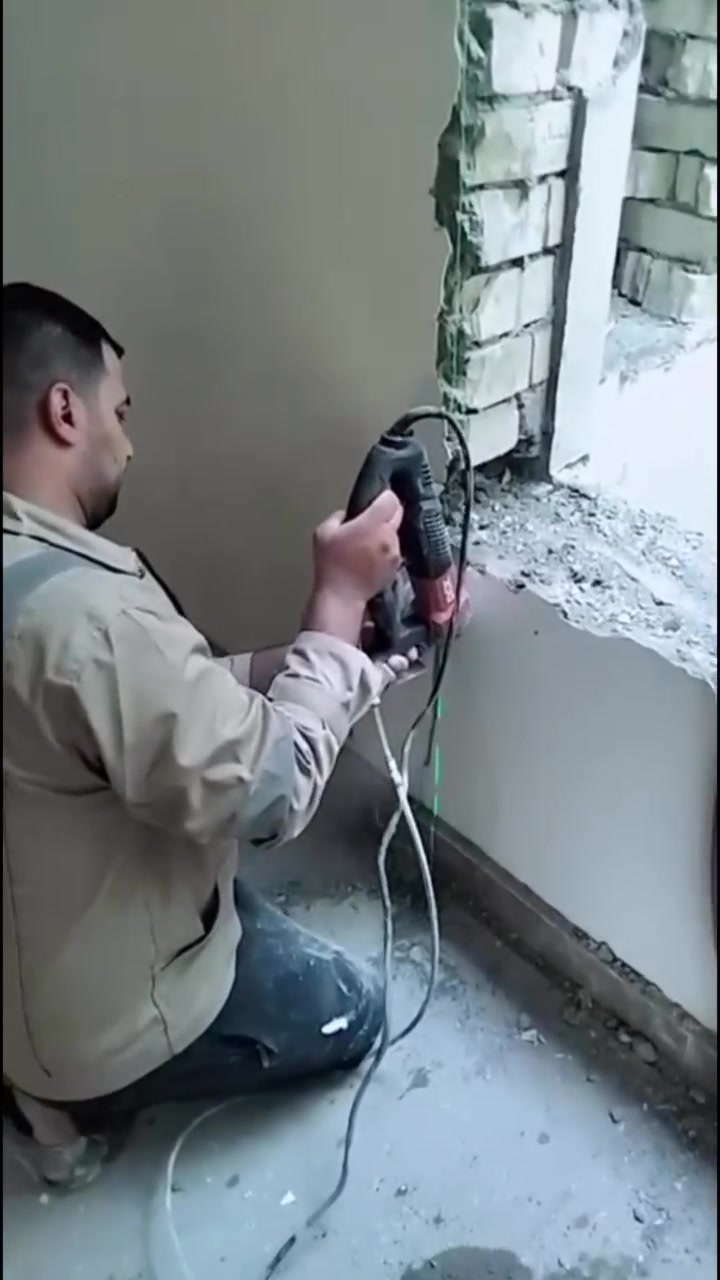 تجربة حقيقية من زبوننا أثناء العمل 👷‍♂️🔥

مو إحنا اللي نحچي عن أداء DCK KZR195BL… خلي التجربة تحچي. 💪

أثناء القص، تعرض الجهاز لحركة مفاجئة وبدأ يفتر من إيد الزبون، وهنا اشتغلت ميزة الحماية Anti-Kickback وفصل الجهاز مباشرة للمساعدة على زيادة الأمان والسيطرة أثناء العمل.

⚡ سرعة دوران تصل إلى 7,500 دورة/دقيقة
🔘 قطر 195 ملم
📏 عمق قطع يصل إلى 63 ملم
💨 قص سريع مع تقليل الغبار أثناء العمل

والفيديو قدامكم… شغل حقيقي من موقع العمل وتجربة فعلية من زبوننا.

DCK KZR195BL
قوة بالقص… سرعة بالإنجاز… وأمان وقت الحاجة. 💪

📍 شركة الصهباء للتكنولوجيا
وكيل معتمد لماركة DCK في العراق
