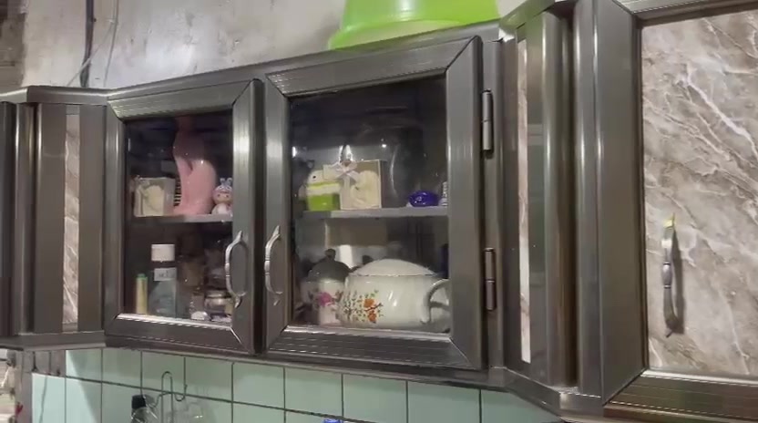 من رخصة الادمن 
عندي كاونتر للبيع طول السنك ١٥٠ 
و طول الكاونتر مترين مع الملحلق 
السعر ٣٠٠ وبي مجال 
للاستفسار ***********