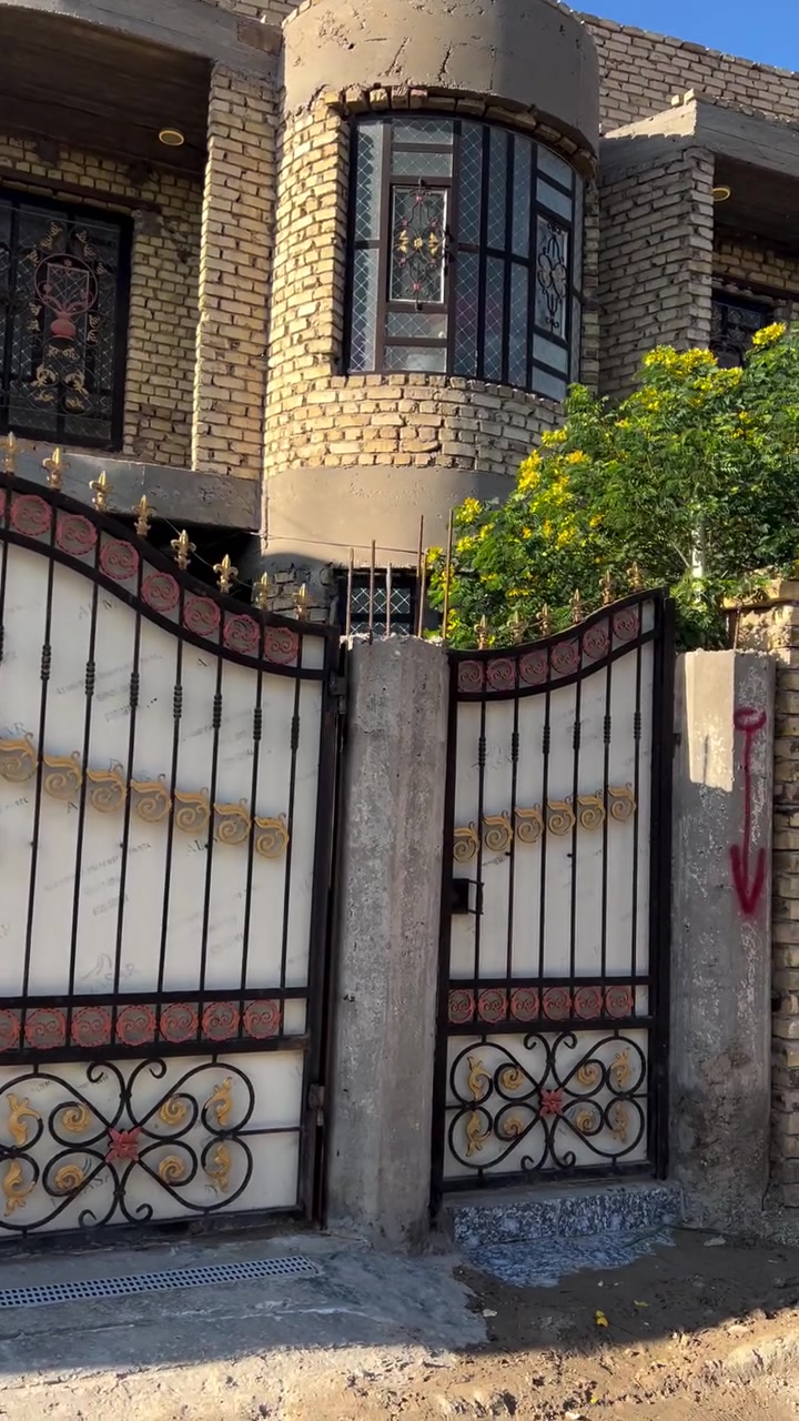 دار للبيع سند 25مساحته 252مترالعنوان بابل مفرك سنجار وعنانه قرب معمل التانكيات البيت جاهزمن  كلشي خدمات ماء كهرباء تبليط 
البيت يتكون من طابقين الطابق الاول غرفتين نوم ومجمع صحيات داخليه وخارجيه هول مطبخ استقبال وطارمه كبيره تكفي سياره مع حديقه 
الطابق الثاني غرفتين نوم مع هول كبير ومجمع صحيات مع وجود سطحين بالبيت البيت بناء حديث طابوق مسلح الأرضية مرمر البيت نضيف جدا الاستفسار***********

