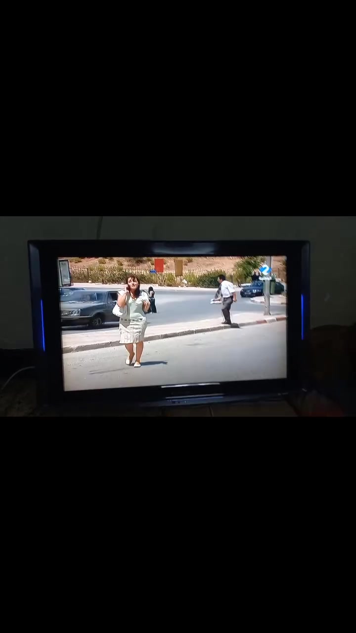 شاشة • بدون نت • موصل الأيمن