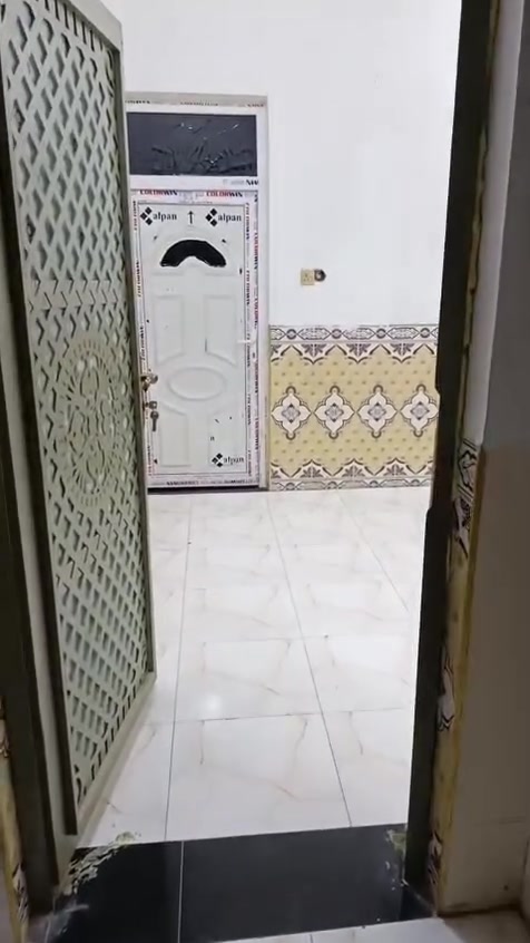 السلام عليكم يوجد لدينا شقه للايجار ع شارع 40 

يحتوي على غرف نوم عدد 2 وصالة مطبخ وحمام 

سعر الإيجار ٣٥٠الف قفل 

-----------------------------------------------------

للمزيد من التفاصيل يمكنكم زيارة مكتبناا مكتب العين العقار ع شارع 40 مدخل الصوفيه الثانية 

إوت الاتصال على الارقام التاليه 

***********
***********
***********
