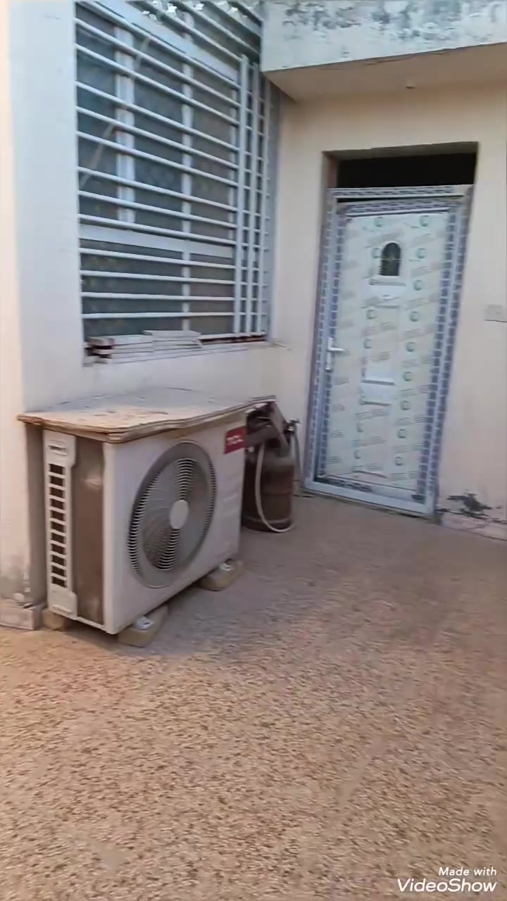 عندي بيت للبيع خلف مستشفى التركي البيت طابقين الطابق الأول غرفتين نوم صاله مطبخ حمامات داخليه وخارجية مناور اثنين
الطابق الثاني اربع غرف نوم صاله حمامات وسطح شتايكر
كونكريت مسلح المساحه 200 بيه وصل تطويب سند 25 السعر 140
