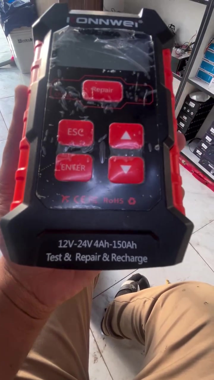 للبيع جهاز KONNWEI KW520، جهاز 3×1 لفحص البطاريات وشحنها وإصلاحها بالـ Pulse، ويدعم 12V و24V وبطاريات 4–150Ah. 
***********
