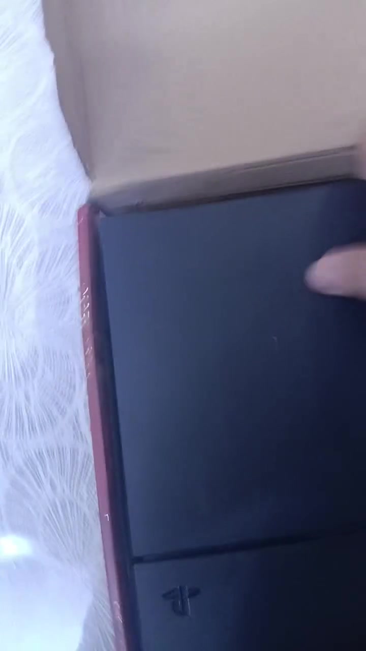 السلام عليكم جهاز بلاي ستيشن 4 للبيع جوستيكات اثنين تجاريات مثل ما ذاكر اللوك ستيكر مشيول فقط لوك ستيكر مشيول اما باقي الجهاز ابد لا مفتوح ولا مصلح واكد امانه الله ورسوله بيش تريد احلف لك بس راسلني و تدلل  والجهاز ابد ما مفتوح استيكر الداخلي موجود والسعر 135 لا يوجد توصيل مكان بغداد الدوره شارع المصافي كامل ملحقات مثل ما ذكرت الرقم *********** مراسله واتساب و اتصال و متابعه للصفحه لين الحساب جديد اذا ما تصير عليك زحمه
