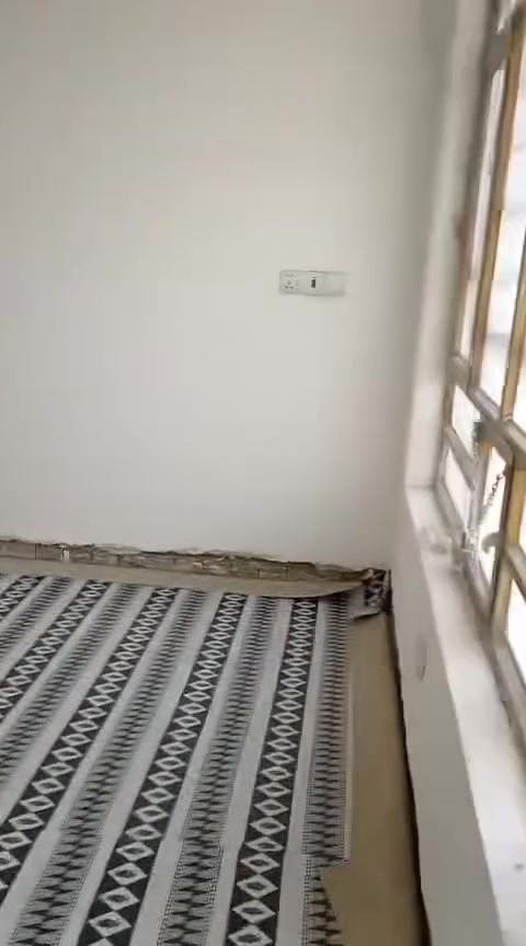 للبيع بيت 73 متر الواجهه 4 والنزال 18متر طابقين زنجيل على فرعين بالخطيب الزراعي قريب مكتب حميد العويني وصاير نهاية شارع مشمشة وقريب على شارع خولة يحتوي على استقبال ومطبخ وحولي وغرفة نوم وصحيات وفوك غرفتين نوم وصحيات نقص بي بس الارضية الفوك السعر خاص الاستفسار ***********
