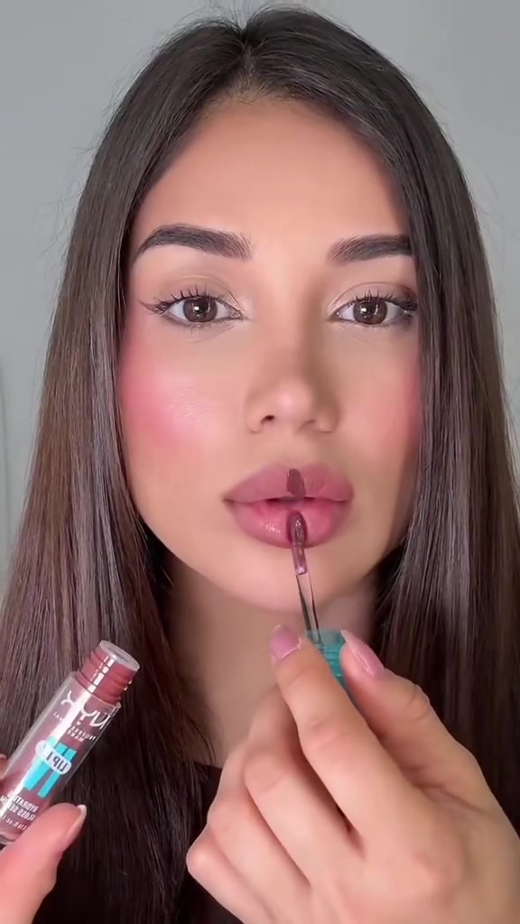 گلوس من NYX

#كربلاء #ترند #مشاهدات#اكسبلورexplore #العراق

نص مكتوب في الصور:
- LIP I.V. de NYX Profesional Makeup "mocha me wet"
