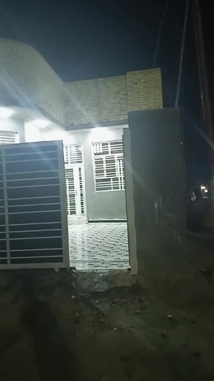 بيت زراعي 200 متر بالسكان الصناعي دور سيد حمزه بناء طابوك كونكريت مسلح بناء جديد فارغ البيت حاليا غرفتين صاله و مطبخ ودوانيه وصحيات داخليه وخارجيه البيت ركن ماي و كهرباء ومجاري كله بالباب الشراي يتصل ***********
