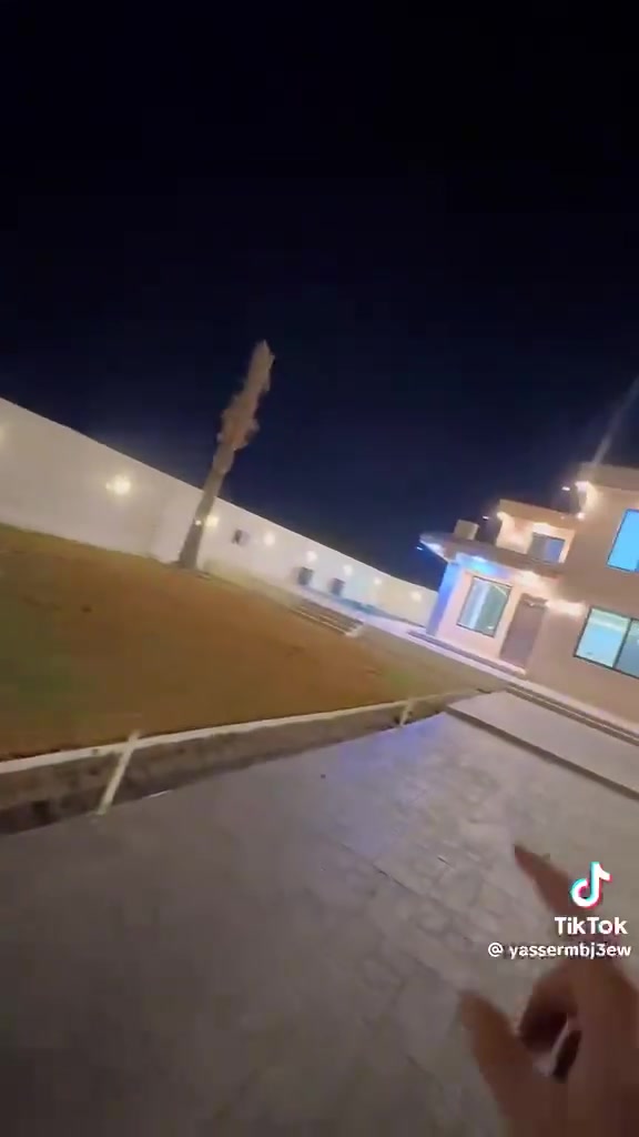مزرعه مساحه ٨٠٠ متر للبيع واجهاا ١٨ نزال ٤٥
تحتوي على بيت مساحه ١٣٠ متر طابقين
طابو زراعي سند ٢٥
ومسبح سكمر ٥*١٢
تحتوي ع باربكيوو 
وحديقه
وموقف سيارات الاستفسار ***********
