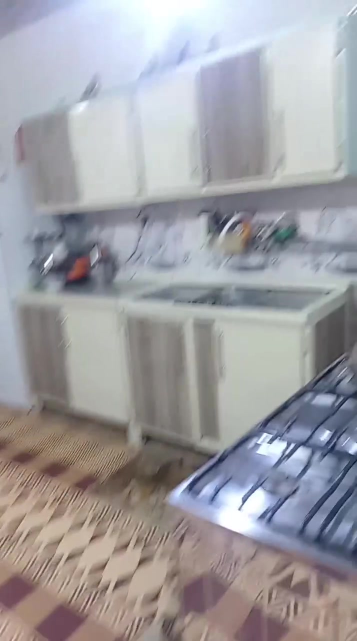 السلام عليكم

بيت للبيع العنوان كربلاء حي العباس 

نهايه الفرع الثالث قرب مولدة صدام 

مساحه البيت 100 متر 

مستعجل ع البيعه السعر 

٨٥ مليون وبي مجال 

للاتصال ***********
