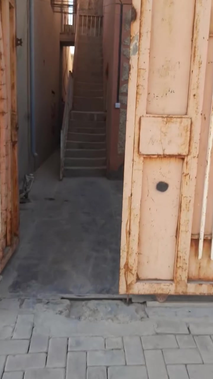 بيت للإيجار في حي السكك بشارع جامع النور طابق ثاني غرفتين وصاله وديوانيه موزع ومطبخ وصحيات وكراج الاستفسار الاتصال بالرقم ***********
