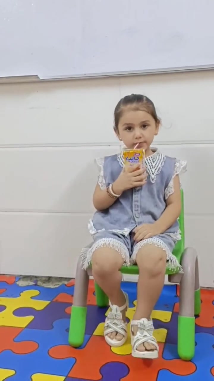 🌟📚 يومٌ مليء بالتعلّم والقيم الجميلة في روضتنا 📚🌟
في روضتنا، كل يوم يحمل لأطفالنا معرفة جديدة، وابتسامة أجمل، وقيمة تربوية نغرسها في قلوبهم ❤️🌷
📖 درس اللغة العربية: تعرّف أطفالنا اليوم على حرف الألف والهمزة، وتعلّموا كلمة «أسد» 🦁، وسط أجواء تعليمية ممتعة تساعدهم على تنمية مهاراتهم اللغوية وحبّ التعلّم.
🤝 الإرشاد عن الصداقة: تعلّم أطفالنا معنى الصداقة الحقيقية، وكيف نحب أصدقاءنا ونحترمهم، ونتعامل معهم باللطف والتعاون، بعيدًا عن الشجار والأذى 💕🌸
🕌 درس التربية الإسلامية: تعلّم أطفالنا سورة الفاتحة «الحمد»، لنغرس في قلوبهم حب القرآن الكريم، ونجعل من التعليم طريقًا يجمع بين العلم والأخلاق والقيم الإسلامية المباركة 🤍📖
🌷 في روضة ملاك الكوثر، نؤمن أن بناء الطفل لا يكون بالعلم وحده، بل بالحب والتربية والأخلاق، حتى يكبر طفلنا واثقًا بنفسه، محبًا للخير، ومتميزًا بعلمه وسلوكه ❤️
✨ نعلّم اليوم... لنصنع جيلًا أجمل غدًا. ✨
📍 روضة وحضانة ملاك الكوثر الأهلية 📌 الحسينية قرب الجسر فرع أسواق خنجر 📞 ***********
🌟 التسجيل مستمر صباحي ومسائي 🌟يوم الاحد ٩/٢٠
