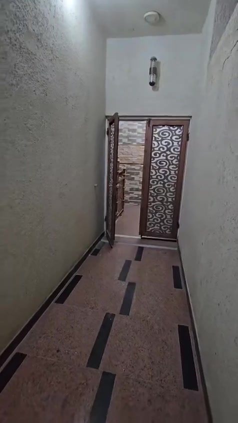 شقه للايجار جديده بلكامل الموقع حي الزيتون طابق اول فوق الأرضي تحتوي على غرفتين وصالة ومطبخ وصحيات الايحار ٦٠٠ الف مع الكهرباء والماء *********** الموقع قريب عله جامعه الكنوز الطبيه
