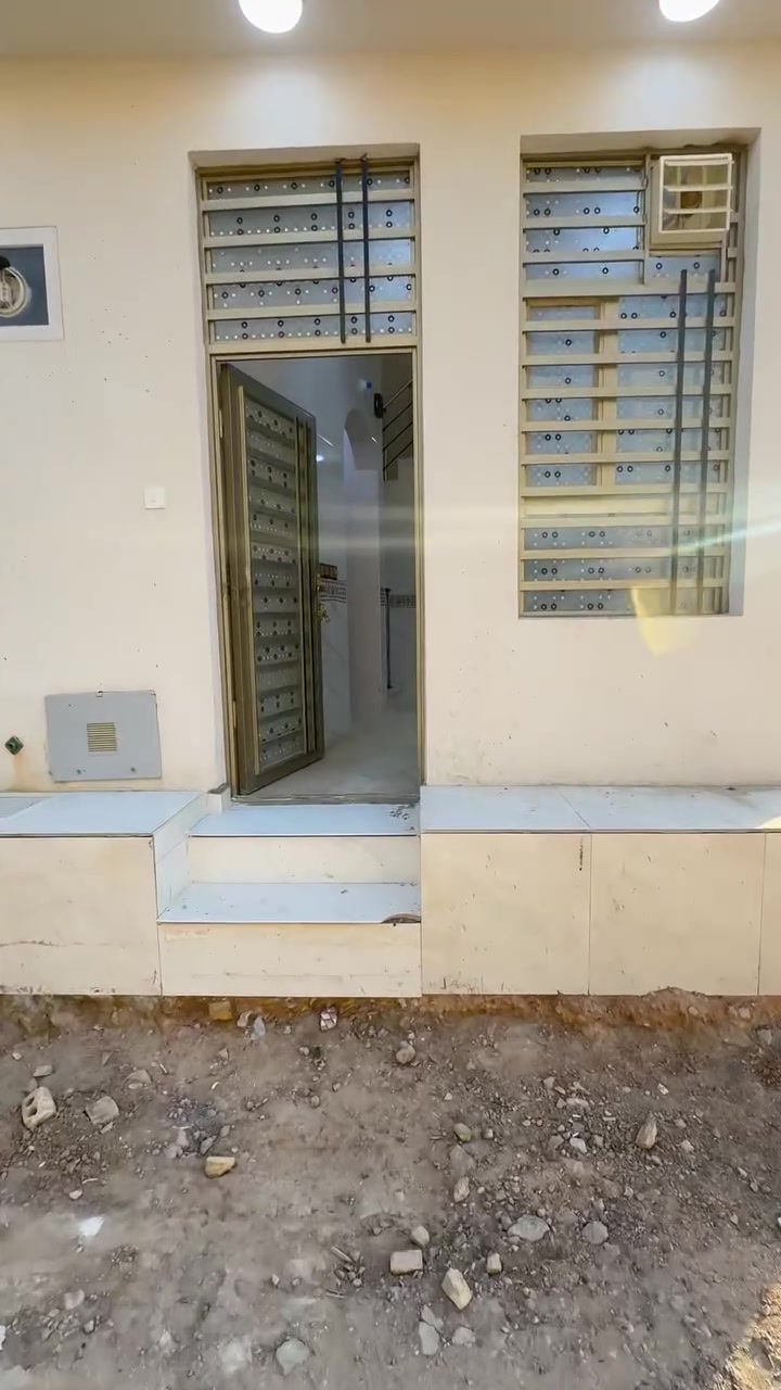 فرصة ذهبية وبسعر مناسب جداً في كربلاء المقدسة! 🏡✨
بيت بمساحة عملية واقتصادية، مناسب جداً للسكن الفوري أو الاستثمار.
📍 الموقع: كربلاء - حي الإمامين
📐 المساحة: 50 متر مربع
📜 النوع: طابو زراعي (سند 25)
💡 الخدمات: متوفرة بالكامل (ماء، مجاري، كهرباء)
💰 السعر المطلوب:56 مليون دينار عراقي
للاستفسار والحجز أو لمعاينة البيت على الطبيعة، يرجى مراسلة الصفحة أو الاتصال على الرقم:
[***********]
