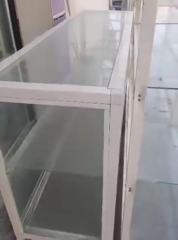 ميز عارض جام خانه للبيع المعروضات هارج المحل ثنينهن ب٣٠٠ والداخل المحل التصوير اكو اثنين اضافيات سعرهن ٥٠٠ ومن تجي تشوف ارتب من بالكامره  اتصل ونتفاهم ***********
