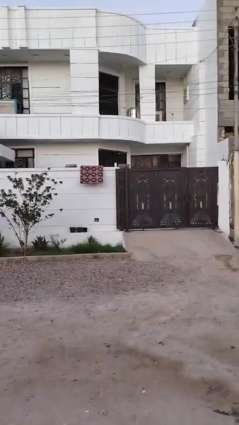 دار لبيع بل ١٢٥٤٠ سبعه كيلو طابقين فول ٤ غرف نوم صالات اثنين مطبخ صحيات واستقبال طابق ارضي شنو مبني بيت مبني مثله فوك مساحه ٢٠٠ شارع ١٠ ضهره شارع ٢٠ استفسار اتصال على رقم *********** السعر ١٢٠ بي مجال طابو صرف
