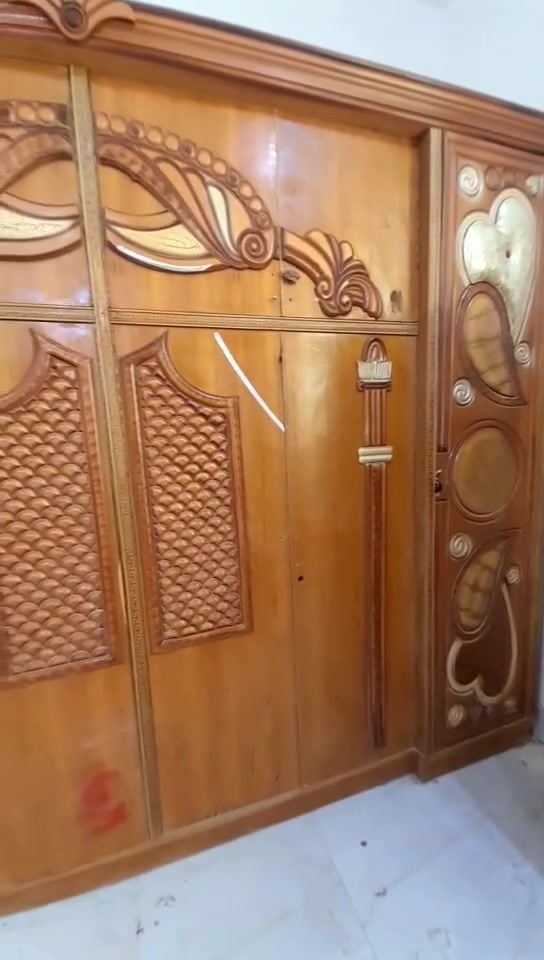 السلام عليكم 
غرفه اخشاب 
نضيف السعر 300الف 
  قرب معمل الزيوت
الاستفسار ***********
