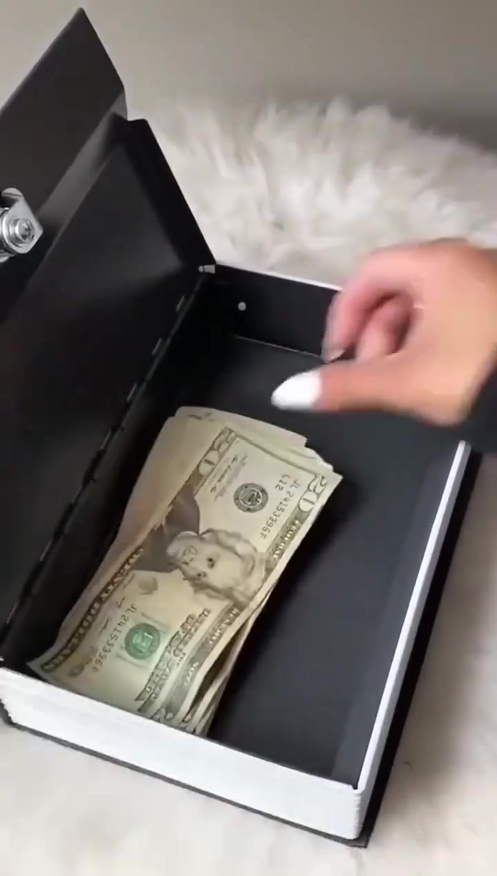 عندك أغراض ثمينة وفلوس وتبي تخفيها بمكان ما يخطر على بال أحد؟ 🔐💰

قاصة القاموس الإنجليزي السحرية وصلت.. التمويه الذكي لحماية حلالك! 🔥

شكلها كتاب حقيقي 100% بس من داخل خزنة فولاذية بقفل سري ✨

قفل ومفتاح يحافظ على امان حاجاتك داخل القاصة 🦾

متوفرة بألوان فخمة تناسب مكتبتك وتندمج بين كتبك بكل سهولة 💎🌬️

اطلبها هسة وأمّن أغراضك بذكاء وبأقل سعر! 👇
20 وي التوصيل
