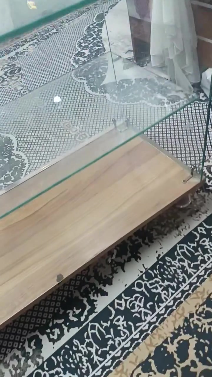 سلام عليكم شباب عندي هاي الفاترينه للبيع تفصال جديد الله شاهد توني اشتريتهن جدد ثنين بس المكان ماكفه عندي شباب الله شاهد قبل ساعتين اشتريناا اجو للمحل شدوو يعني ماستعملته ابد الله شاهد للبيع السعر 70 وبي مجال بصيط حك الجيه العرض متر والارتفاع اقل المتر يمكن مكان نجف حي الرحمه الشراي يتصل وبي خير ويدلل ***********
