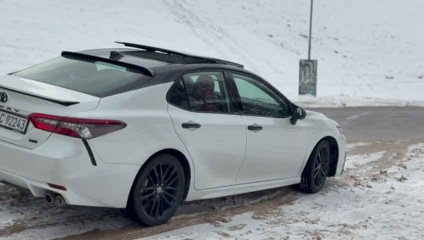 2022 Toyota Camry, Xse
_رقم اربيل ابيض فول مواصفات XSE سقف سلايد داخل احمر اربعه سيلندر
الممشى 107 الف كم

_بونيد مبدل جاملغ تعديل خفيف 
_بدون دواخل فقط ايرباك ستيرن
_ماشي ١٠٧ الف كم
_سعر240$ مكانها كركوك
***********
