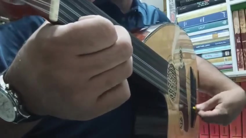 🎵🎶🎶للبيع عود تركي كهربائي/هوائي، مستخدم ونظيف وبحالة جيدة، ومناسب للعزف المباشر وكذلك التسجيل.

🔹 الصناعة: تركية 🇹🇷
🔹 مرتبط بـ Çankaya Müzik – Ankara
🔹 الملصق يحمل اسم Sadettin Sandal – Emekli Albay
🔹 عود تركي بتصميم وزخارف مميزة جداً
🔹 كهربائي + هوائي
🔹 يحتوي على نظام التقاط للصوت للعزف  على جهاز مضخم صوت
🔹 صوت العود الهوائي واضح وطبيعي
🔹 شكل مميز جداً وفتحات صوتية متعددة
🔹 العود مستخدم وليس جديد، والحالة موضحة بالصور
🔹 الإلكترونيات شغاله 100%

💰 السعر: 800 الف دينار عراقي
💬 قابل للتفاوض للجاد فقط
***********
العنوان ذي قار
توجد خدمة توصيل
