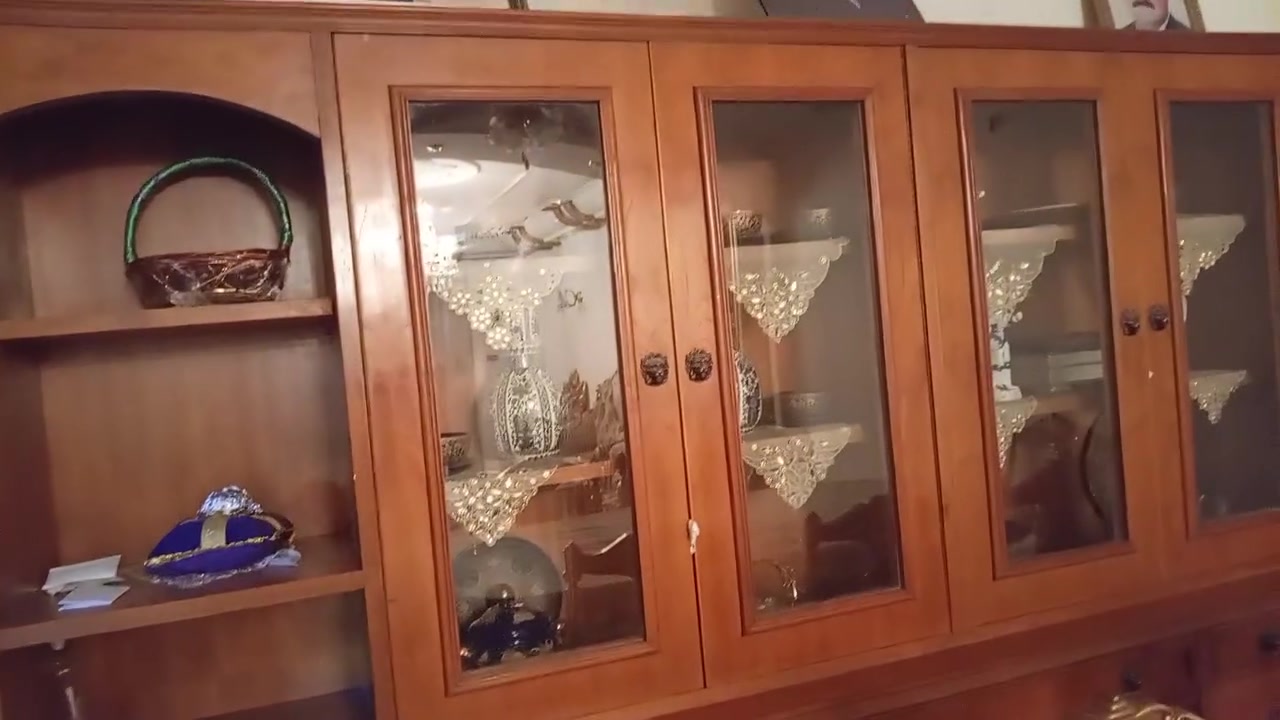 بوفيه صاج شغل درجه اولى للبيع عباره عن قطعتين منفصل طابق الأرضي برهم ميز فراش أيضا
***********
