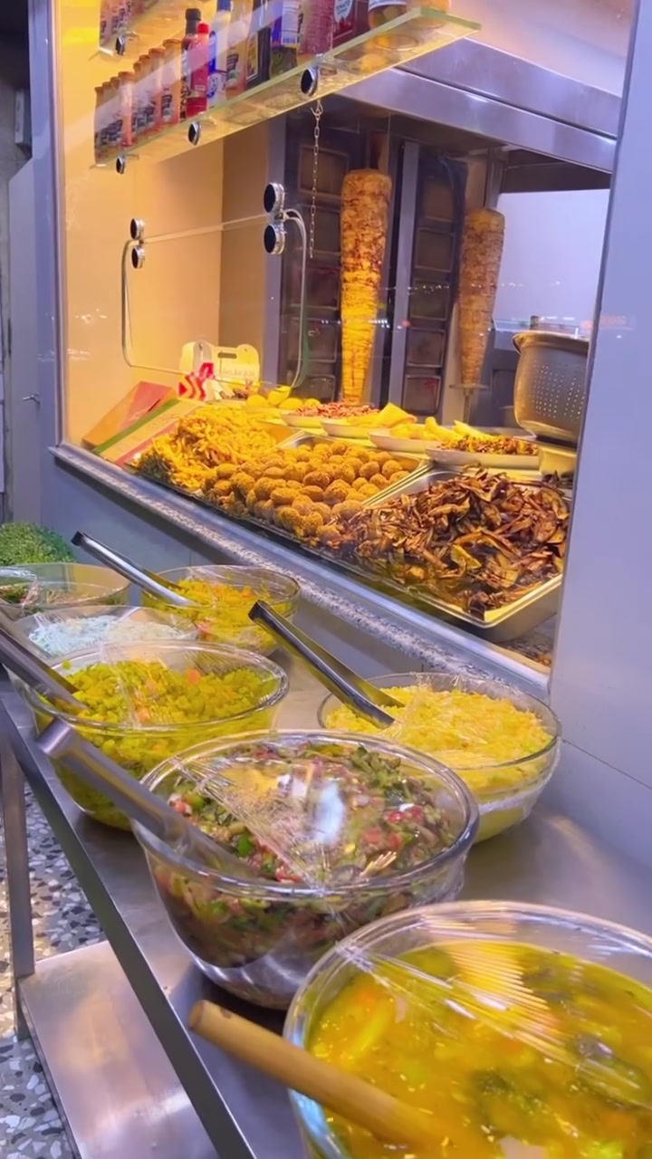 مطعم للبيع كامل متكامل المطعم شرقي وغربي العنوان كربلاء تقاطع باب بغداد شارع السيدة زينب ع بدايه شارع البارون عمود رقم 5 سبب البيع السفر لغرض العلاج للاستفسار عن السعر وايجار المطعم التواصل ع هذا الرقم *********** متواجد وتساب
