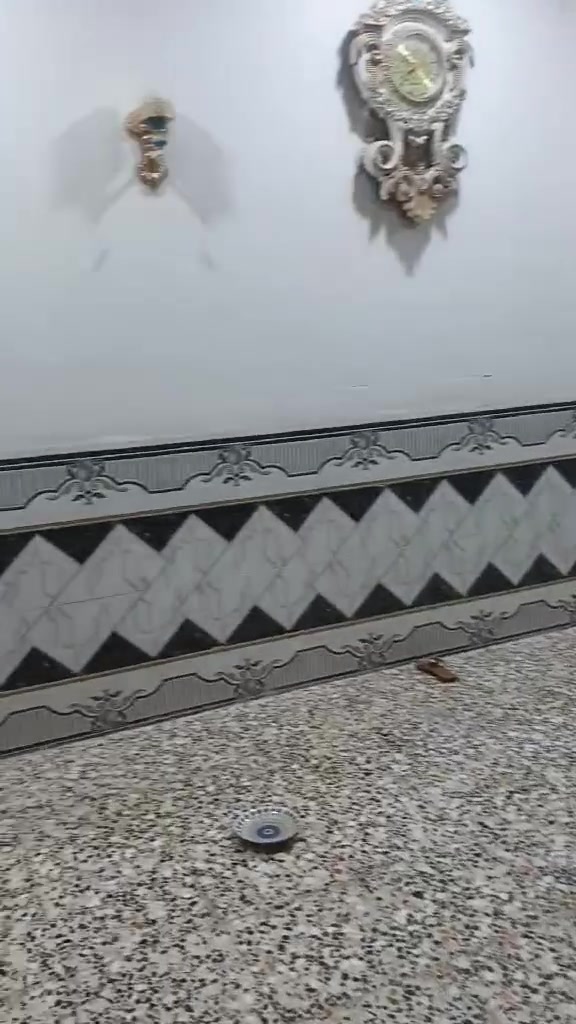 للبيع بيت 300م حي الامير قريب ع الشارع العام شارع•• ناحية محاويل ••معروض ب 130 وبي مجال ***********
