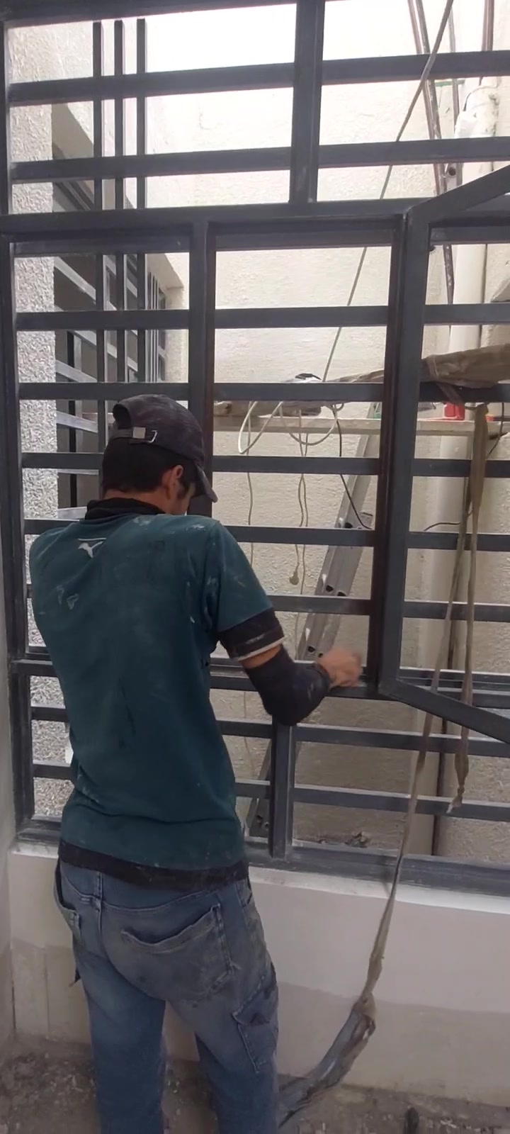 صبغ وتنضيف الشبابيك وشد الجام شغل درجة اولا ومرتب  داخل بغداد الرصافه ...