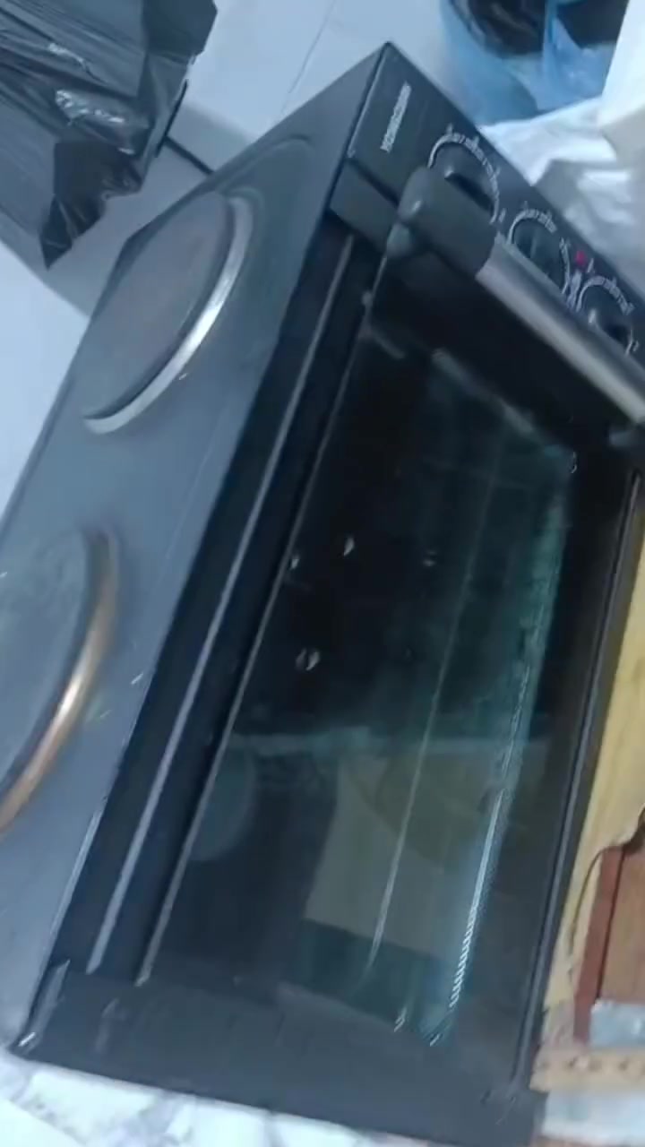 سلام عليكم فرن أو طباخ كهربأي  شغال وجديد علفحص كامله ملحقاته سعره 80 /مكان حي الميلاد فاو ***********
