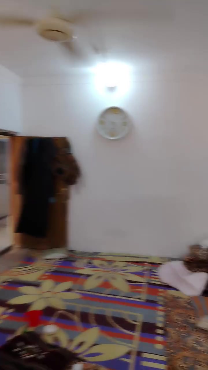 السلام عليكم بيت البيع 100 متر بصف الركن متوح على ساحه طابق ونص السعر خاص *********** البيت نضيف العسكري مدارس ركن مدرسه البراق
