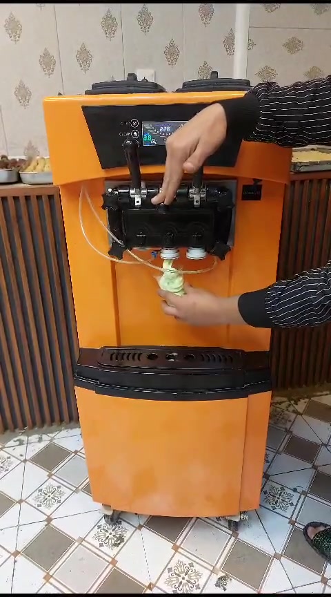 محل مرطبات كامل للبيع
البصرة الامن الداخلي 
اتصال ***********
