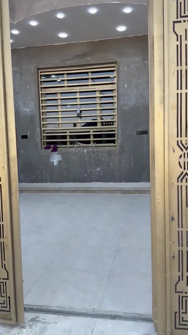 السلام عليكم بيت مساحة ٢٠٠ عنوانه حي المهندسين (حجي حسن) قرب كلية الامام الكاظم البيت غير مسكون بناء حديث هسه خلص كلة طابوق السقف كونكريت شغل درجة اولى من سراميك الى باقي التفاصيل اي استفسار اتصل على الرقم ‭***********‬
