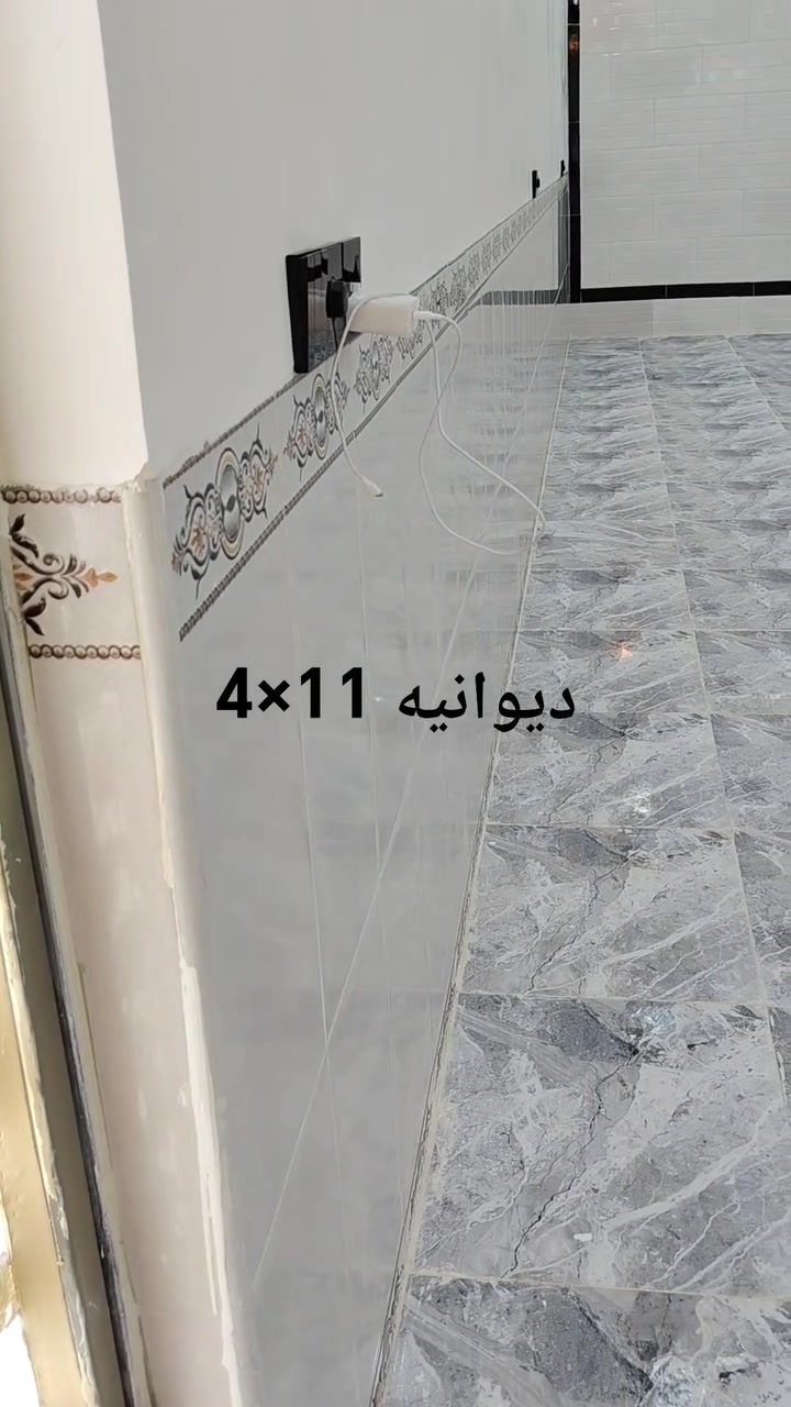 السلام عليكم بيت للبيع حي الامام الحسين بناء حديث مساحه 380متر ديوانيه +غرف عدد 3+مطبخ +صاله 
شارع الصوره شارع الرئيسي بيت ركن 
***********
