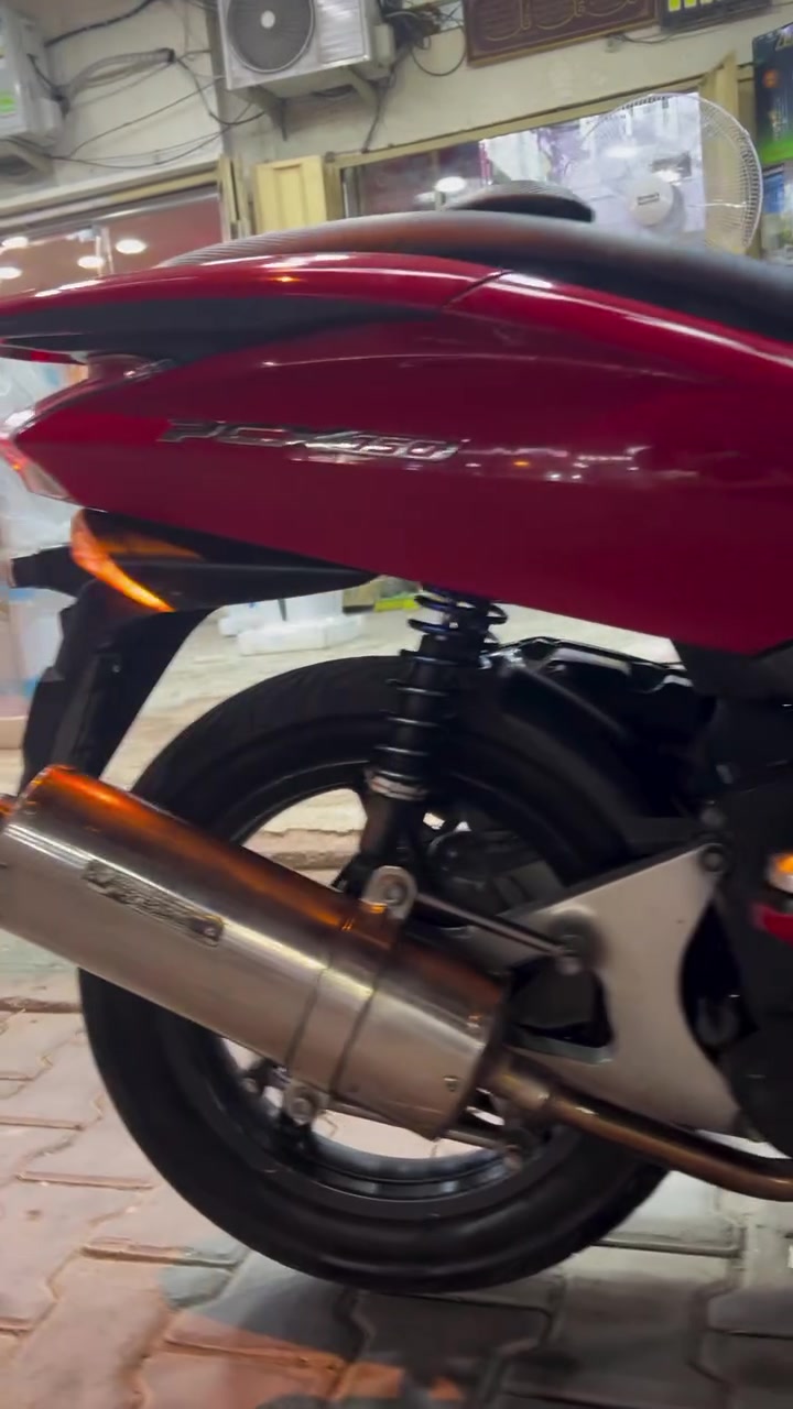 سلام عليكم pcx جيل اول ياباني 150cc للبيع نضيفة وبيها منضومة مال انذار مكاني بغداد موجود واتساب وموجود ***********
