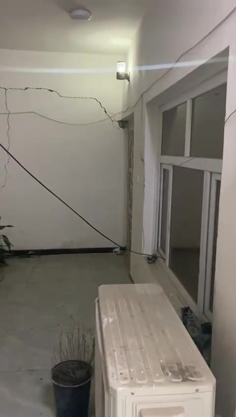 شقه للإيجار غرفه وصاله كبيره ومطبخ معزول طابق ثاني بدون مصعد الاعظميه الضباط مقابل رضا علوان قفل الايجار 450 
***********
