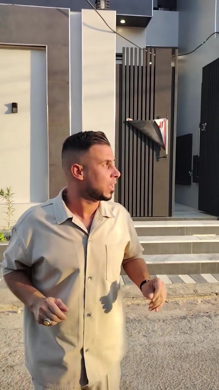 صلو على محمد وآل محمد عقار بحي المكرمه منطقه ١٣ الف خلف شارع كربله مكان مميز جدان شارع ١٠ طابقين ٣ غرف نوم صحيات عدد ٣ واجهه العقار ٥ متر نزال ٢٠ متر للاستفسار مراجعت مكتب النجف مجاور مطعم الخاقاني ***********
