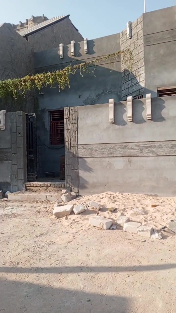 السلام عليكم بيت للبيع المساحه ١٢٠سند ٢٥البيت عگاده بناء درجه اولى نقص بورگ وارضيه حي جسمان شارع التكيه سعره مناسب  ***********
